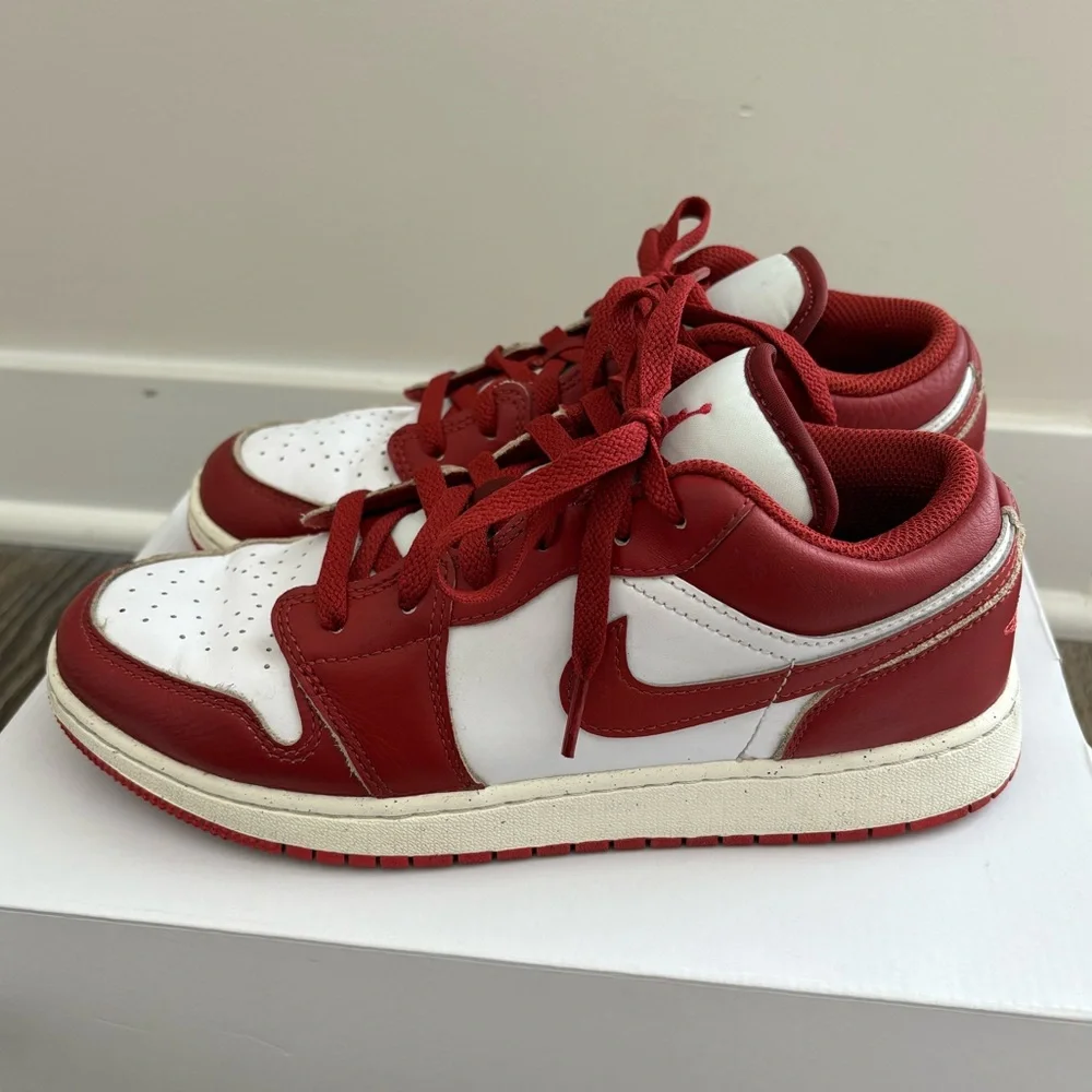 Air Jordan 1 Low SE Big Kids Size 7Y, Women’s Size 8/8.5 - Picture 2 of 6